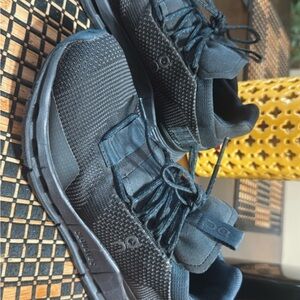 On Cloud Youth Size 6.5 Black Athletic Sneakers